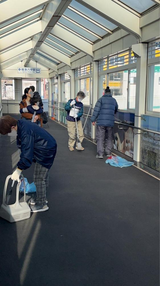 阪急六甲駅周辺、JR 六甲道駅周辺の歩道上のごみ拾い、清掃