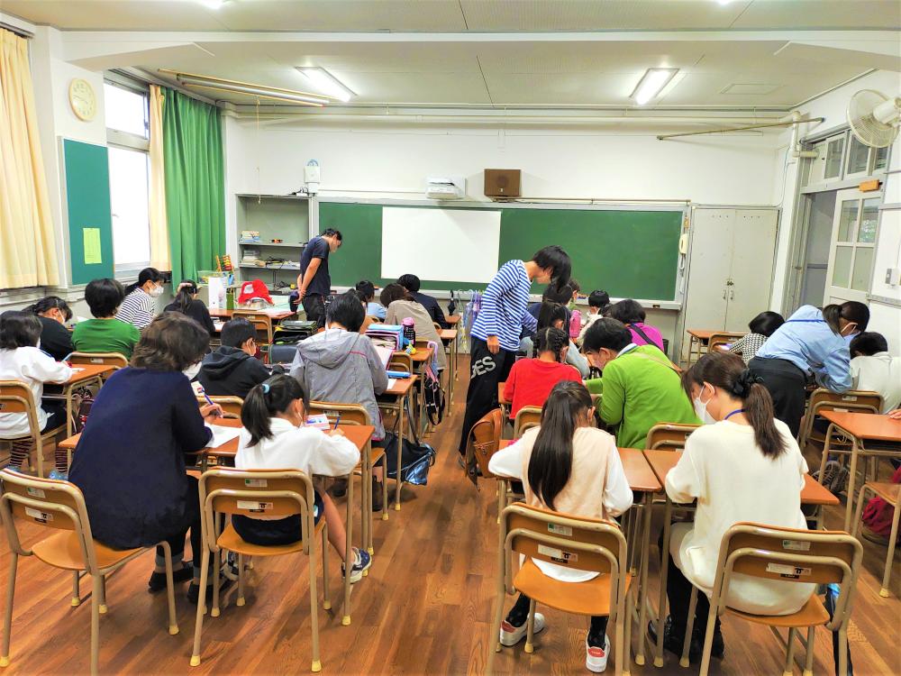 神戸市の小学校内で行う学習支援活動