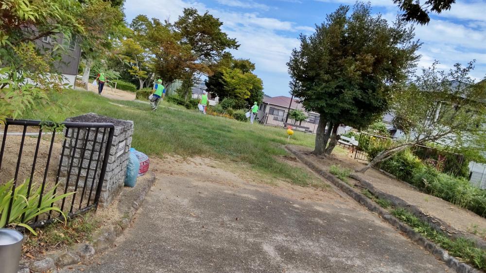 地域の清掃活動（ゴミ拾いをしながら自治会エリアの街路や公園をパトロール）
